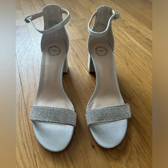 Silver Heels - Picture 2 of 4